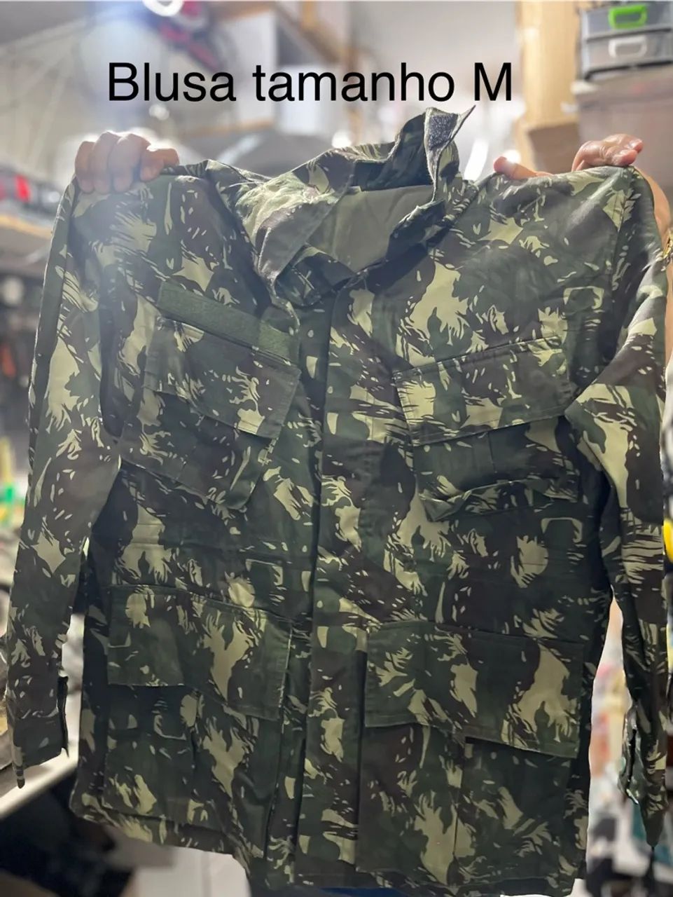 Kit de roupas militares e quepe 