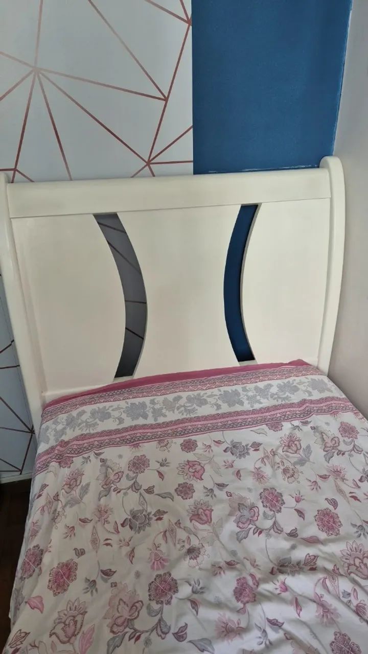 Cama de solteiro de madeira laqueada em branco - Foto 4