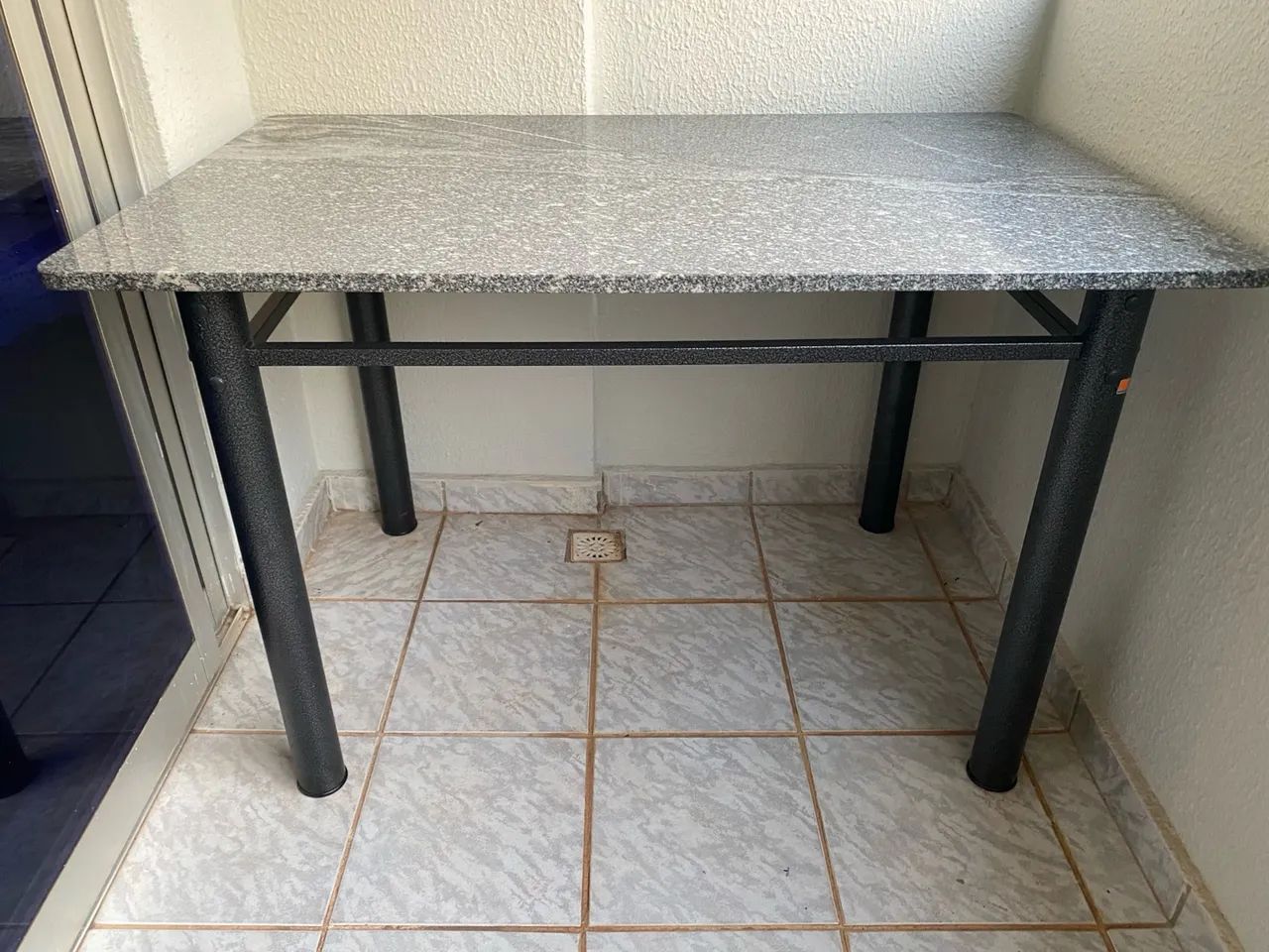 Mesa 4 cadeiras com pedra em granito.