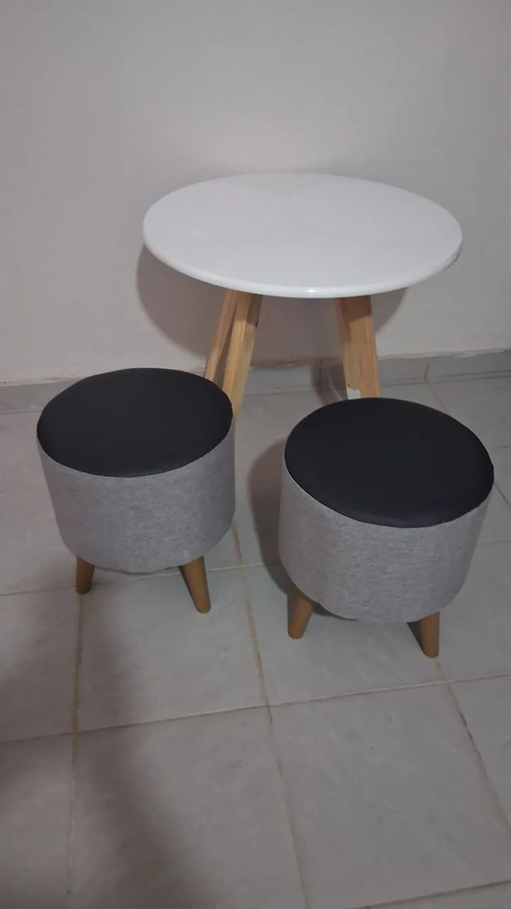 Mesinha unfantil com 2 pufs