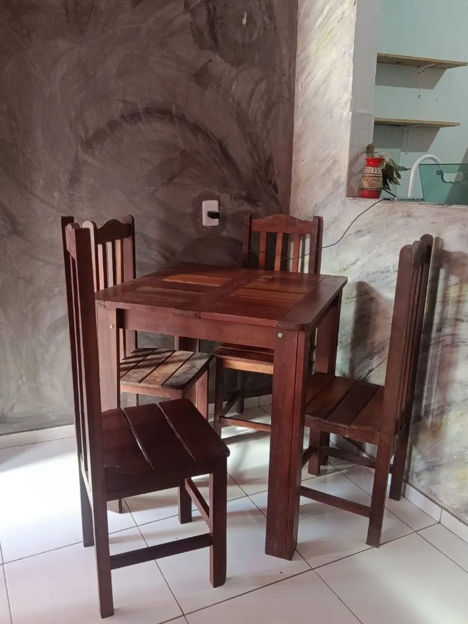 Mesa de madeira + jogo de cadeiras - Castanhal 