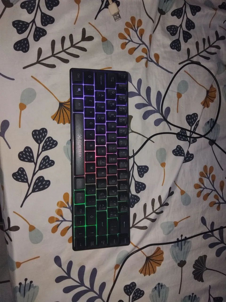 Teclado 65% novo, funcionando completo com luzes rgb. Com caixa e manual! - Foto 3