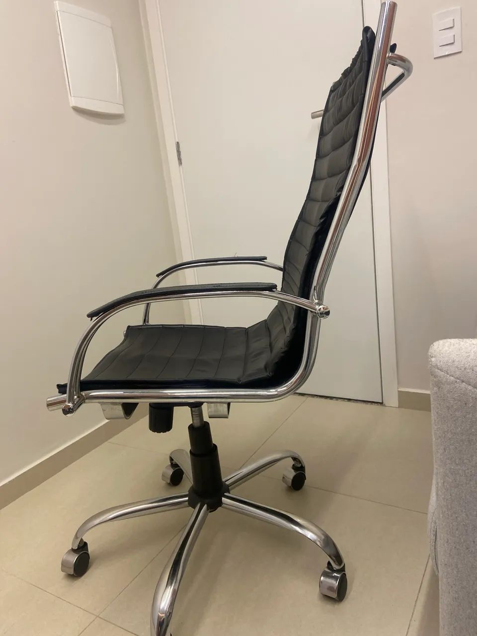 Cadeira Presidente Eames Courino Preto Base Cromada - Foto 3