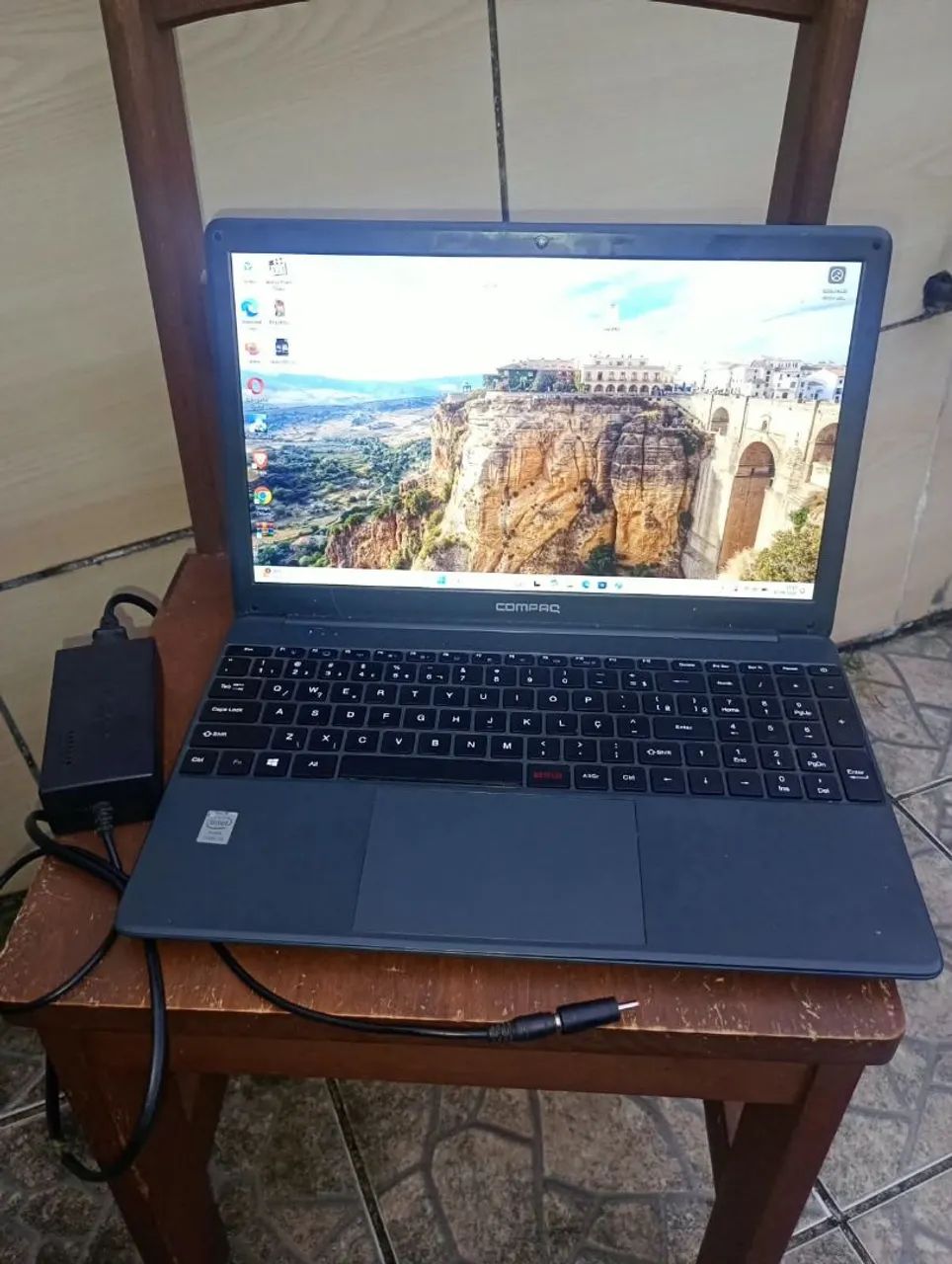 Notebook compaq core i5 8gb 240gb ssd obs  carregador universal com mal contato  - Foto 3