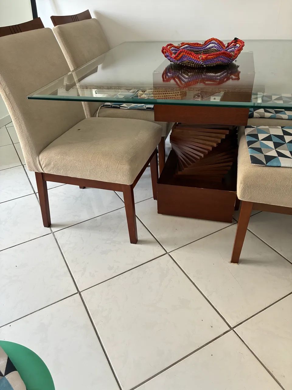 Mesa de jantar com 1,10 X 1,10 e 4  cadeiras madeira e tecido.  - Foto 4