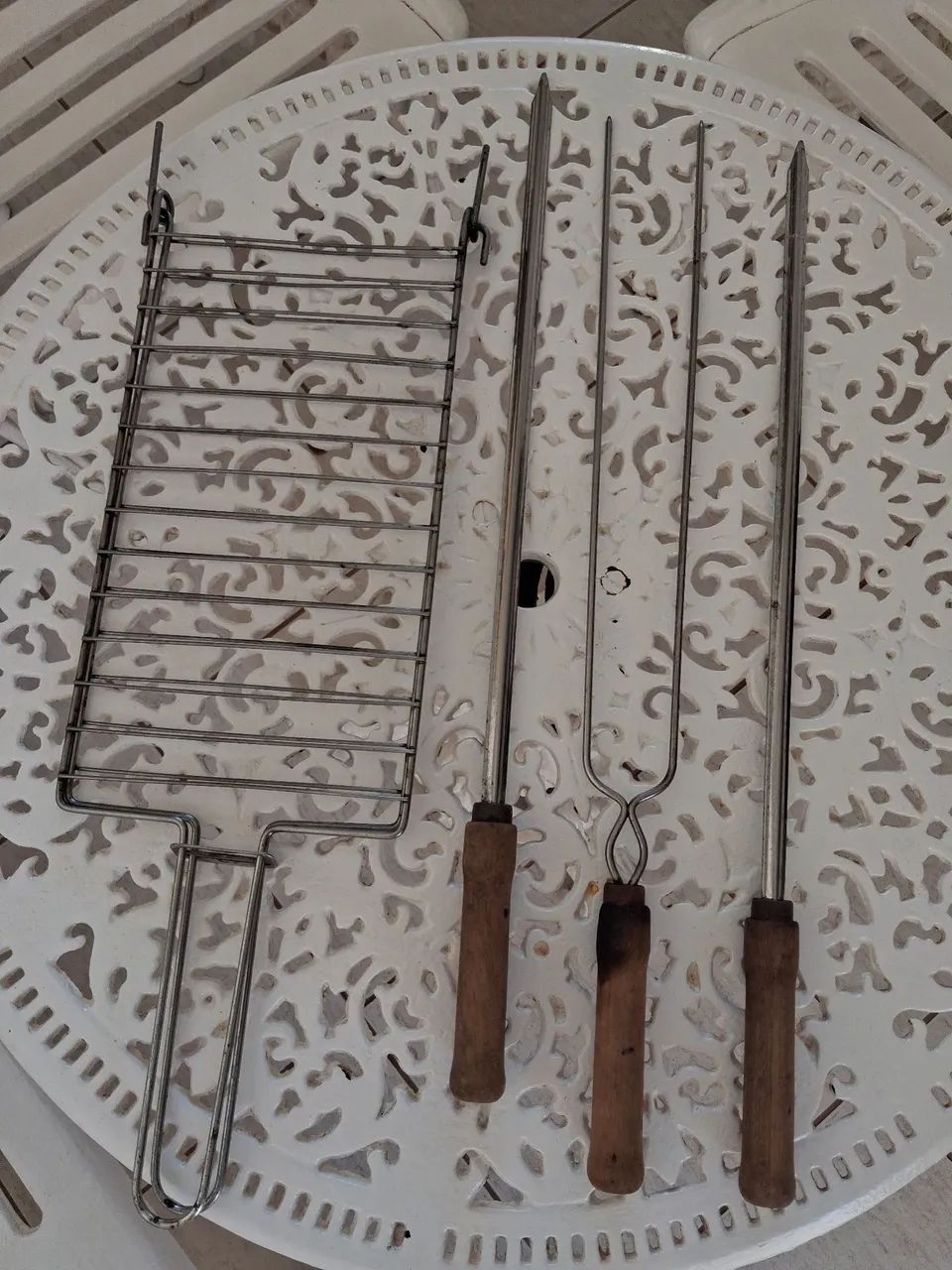 Parrilha e espetos. R$80,00.