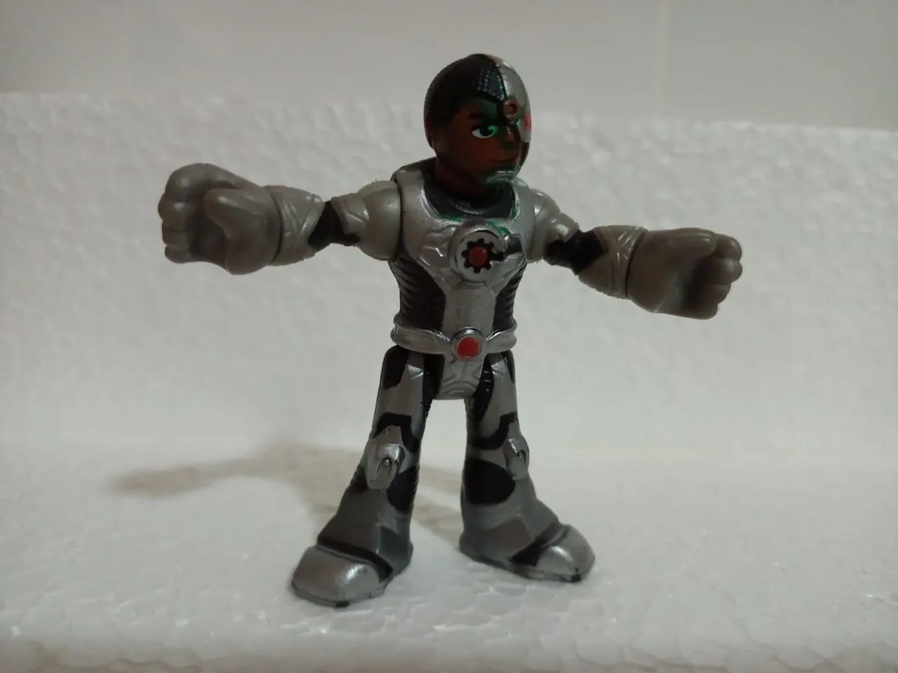 Boneco ciborgue Imaginext 