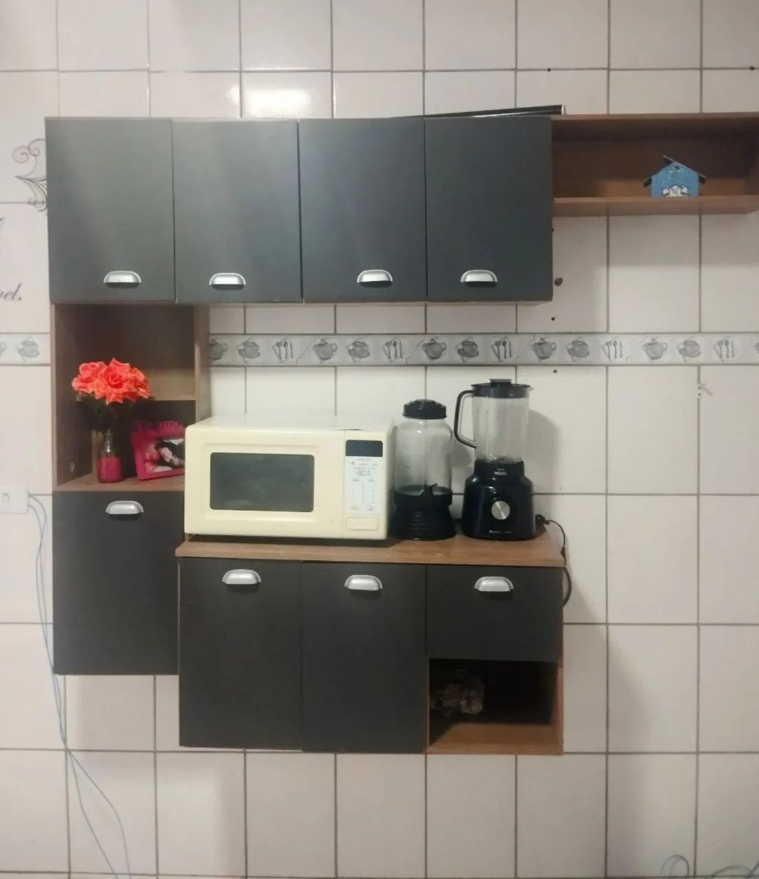 vendo esse armário completo com o balcão semi-novo preço de desapego 