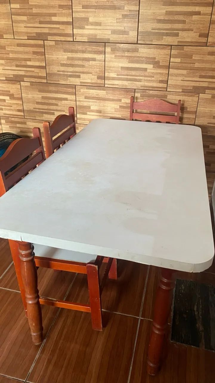 Mesa com três cadeiras