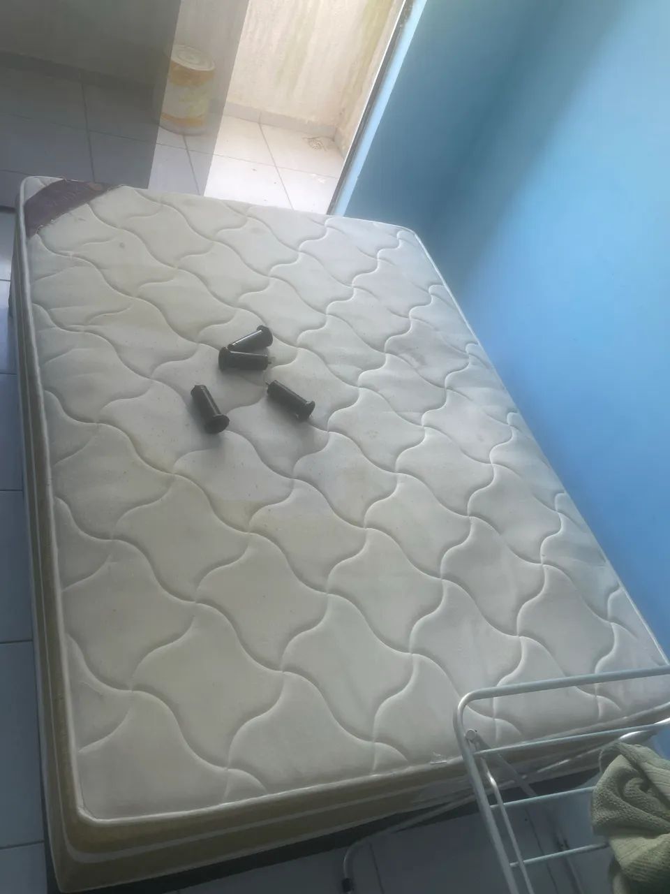 Cama de casal  para doar está quebrada  - Foto 2