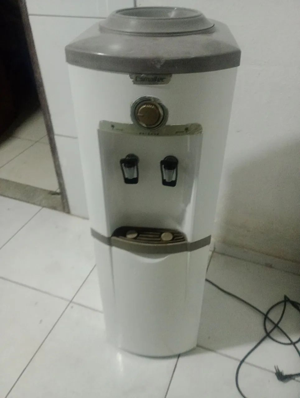 Vende-se um gelagua Esmaltec. 