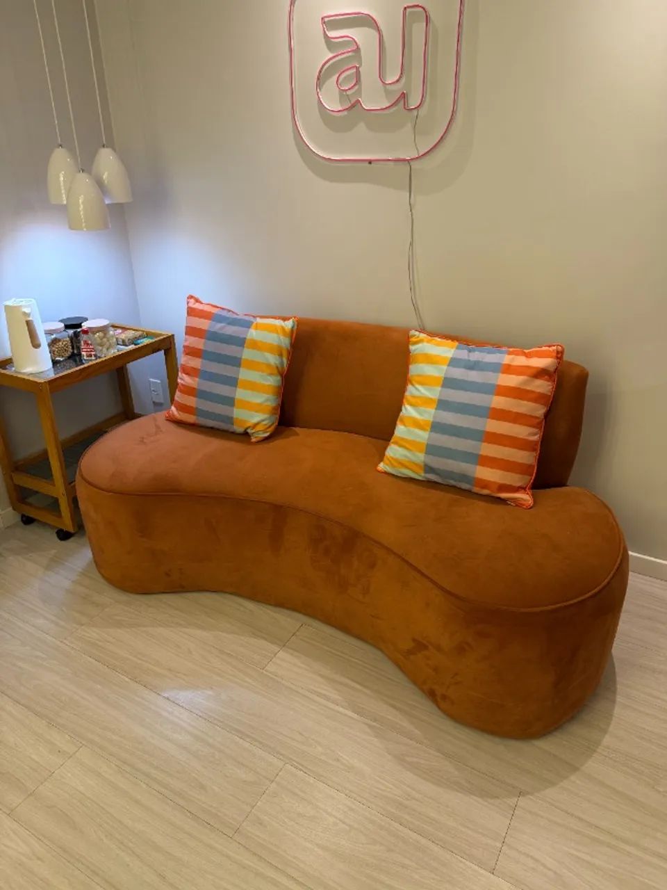 Sofá Mônaco 3 lugares 180 cm veludo camel em ótimo estado