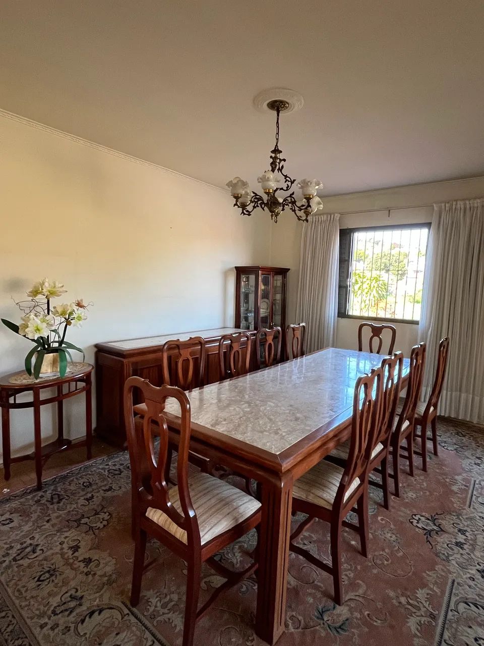 Conjunto mesa, cadeiras e aparador 