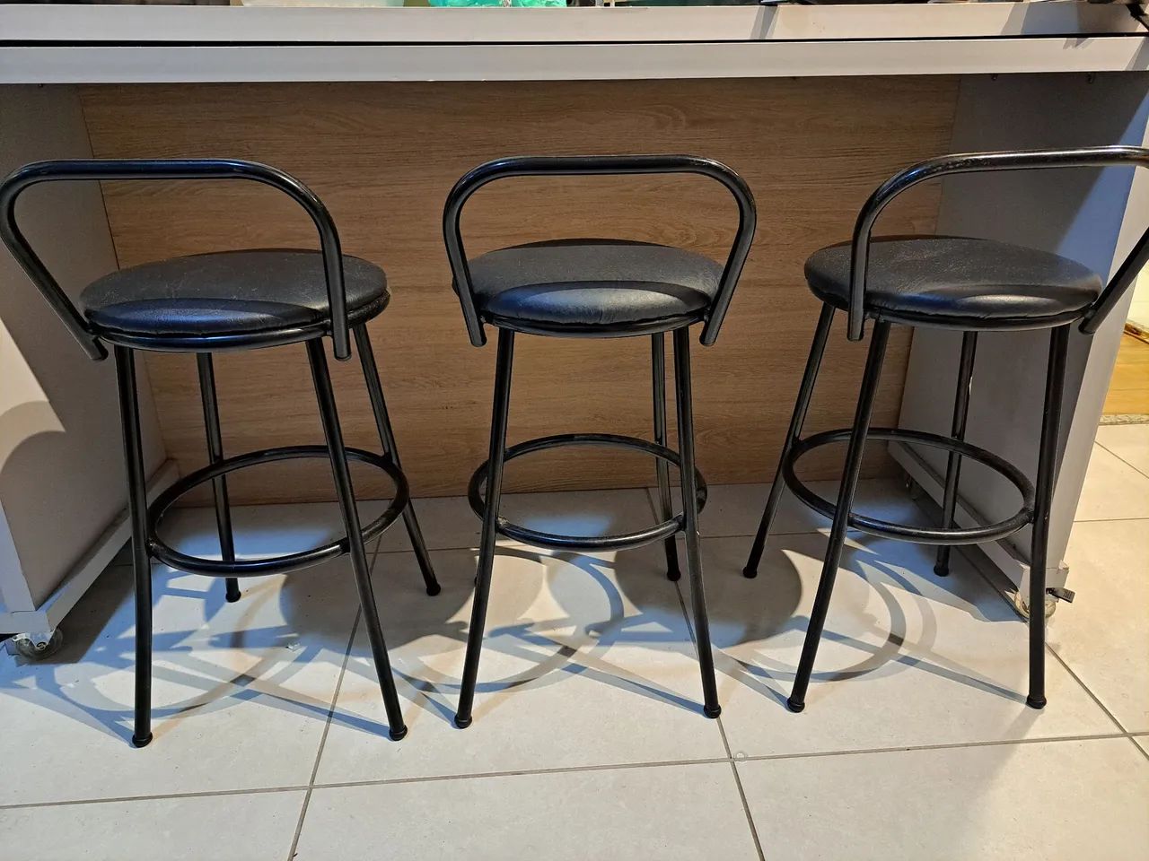 Kit com 3 banquetas estofadas pretas - Foto 2