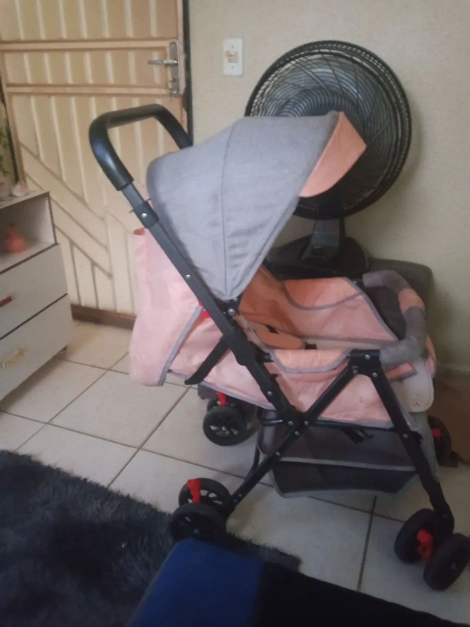 Carrinho de bebê com apenas 3 meses de uso - Foto 3