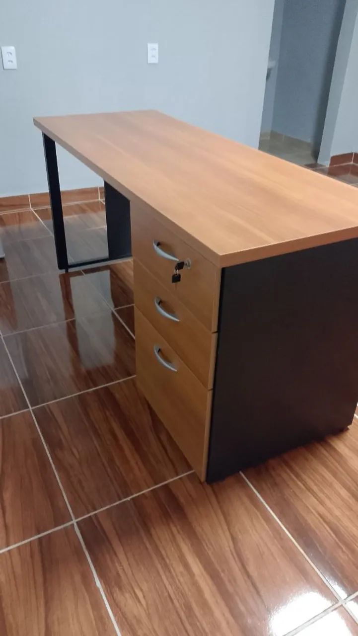 Mesa executiva preta com gaveteiro chave  - Foto 2