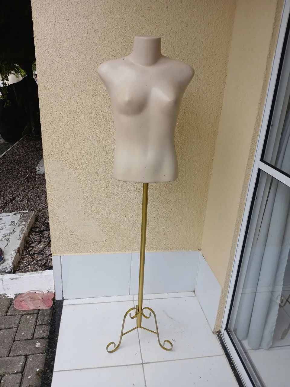 manequim busto com pedestal 