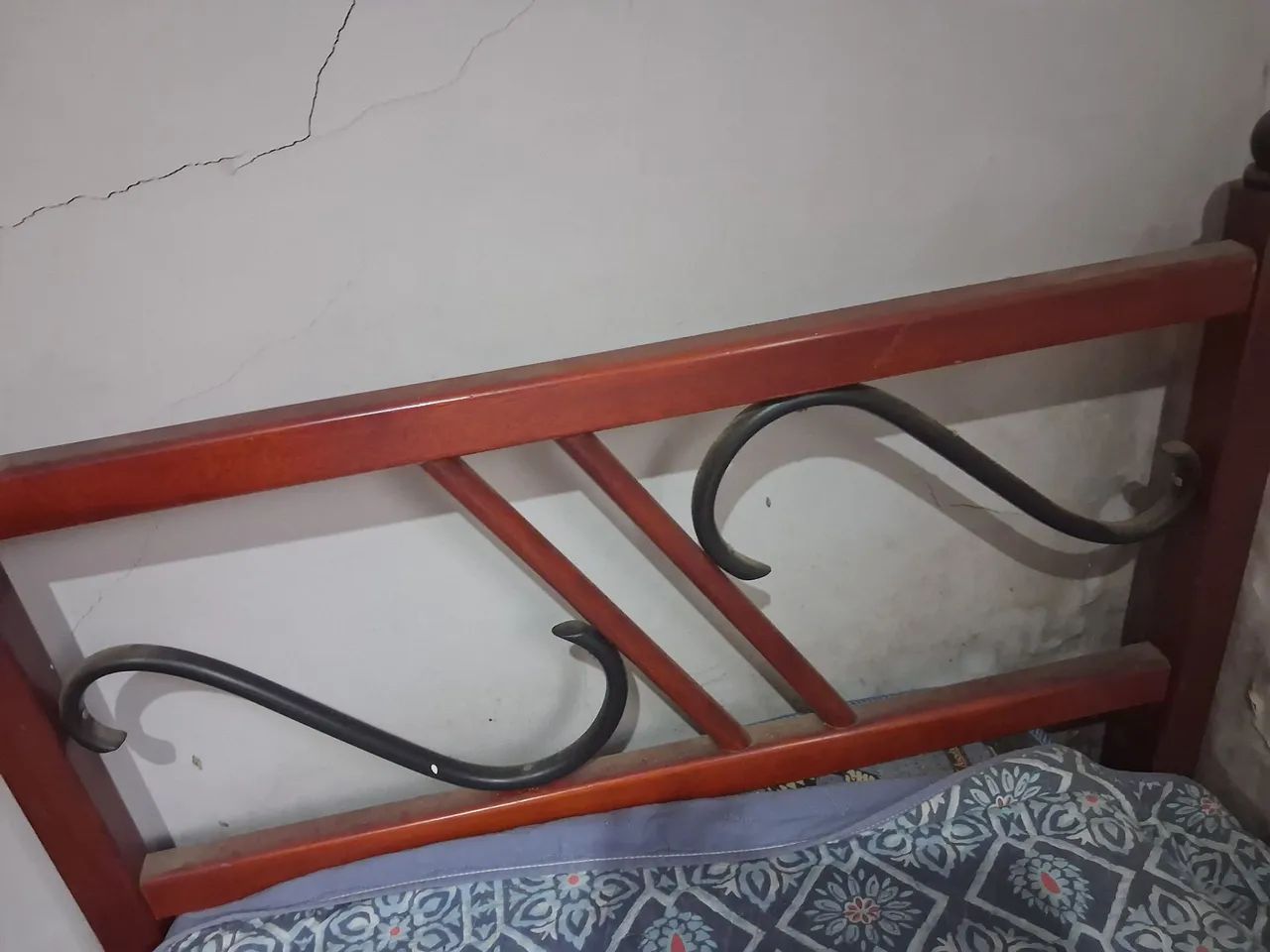 Cama madeira com ferro - Foto 2