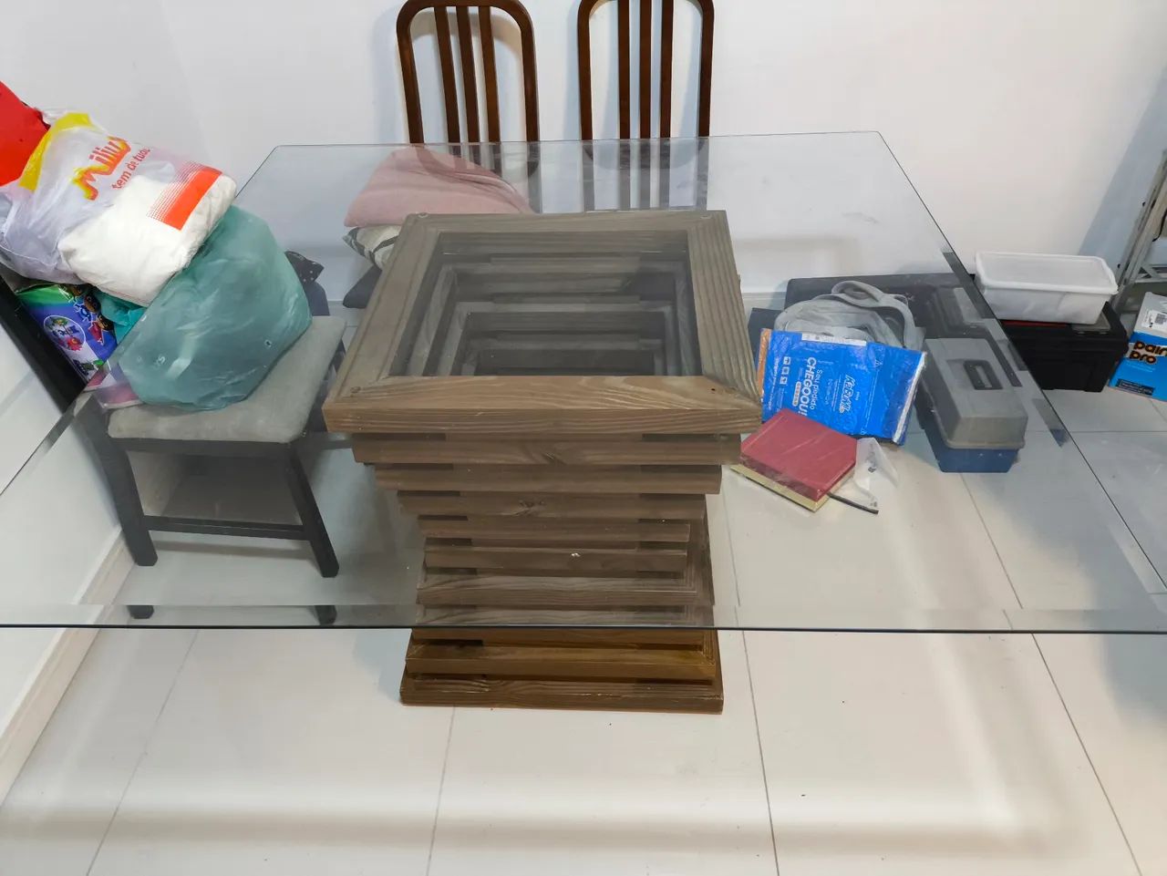 Mesa de jantar 8 lugares com tampo de vidro temperado e base de madeira - Foto 4