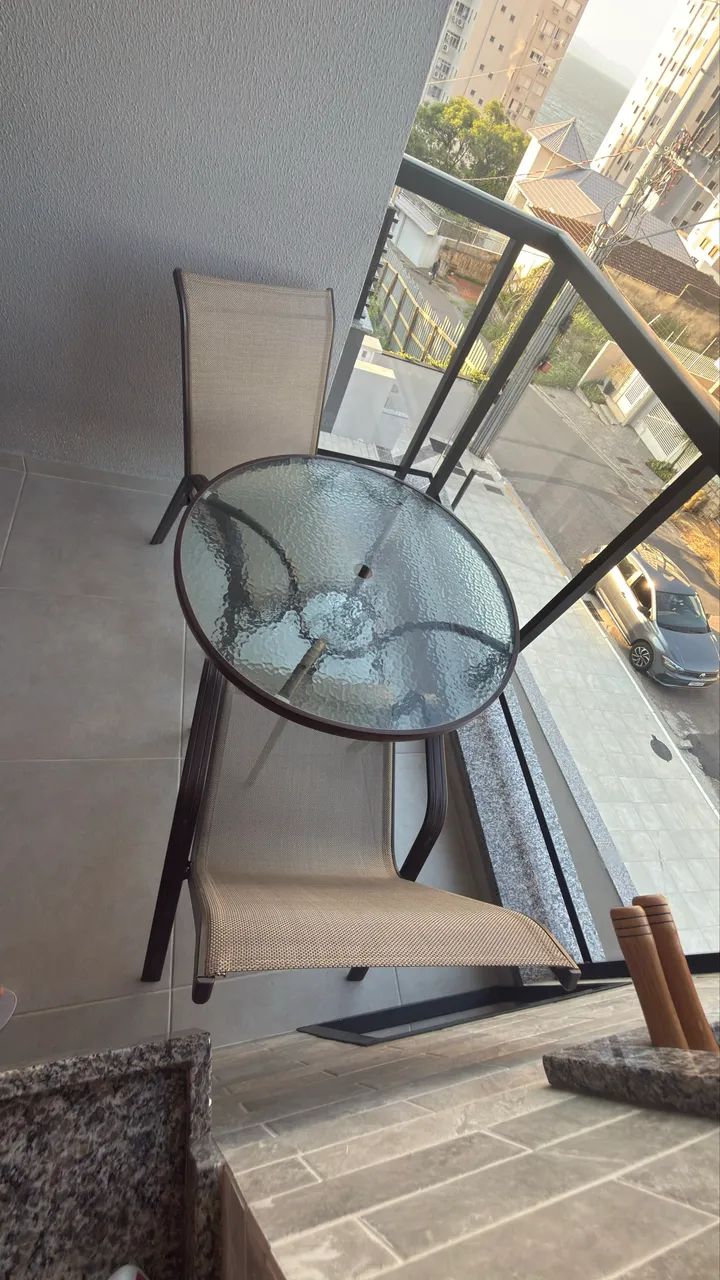 Mesa e 02 cadeiras para área de piscina ou externa sacadas  - Foto 4