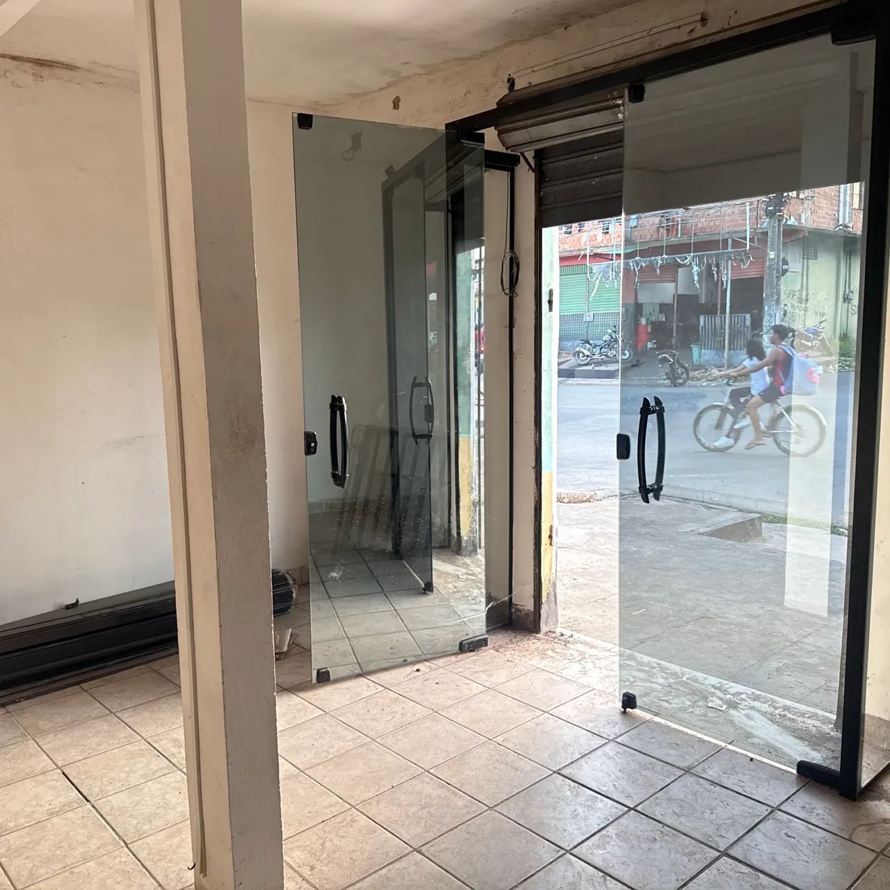 Casa com ponto comercial na avenida principal 