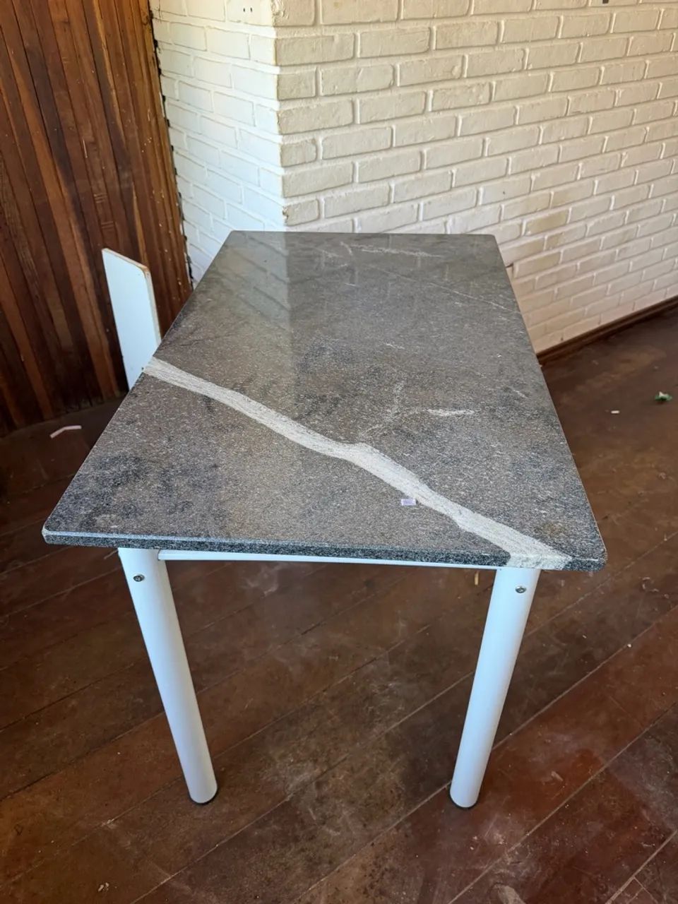 Mesa com Tampo Granito e Estrutura de Metal 
