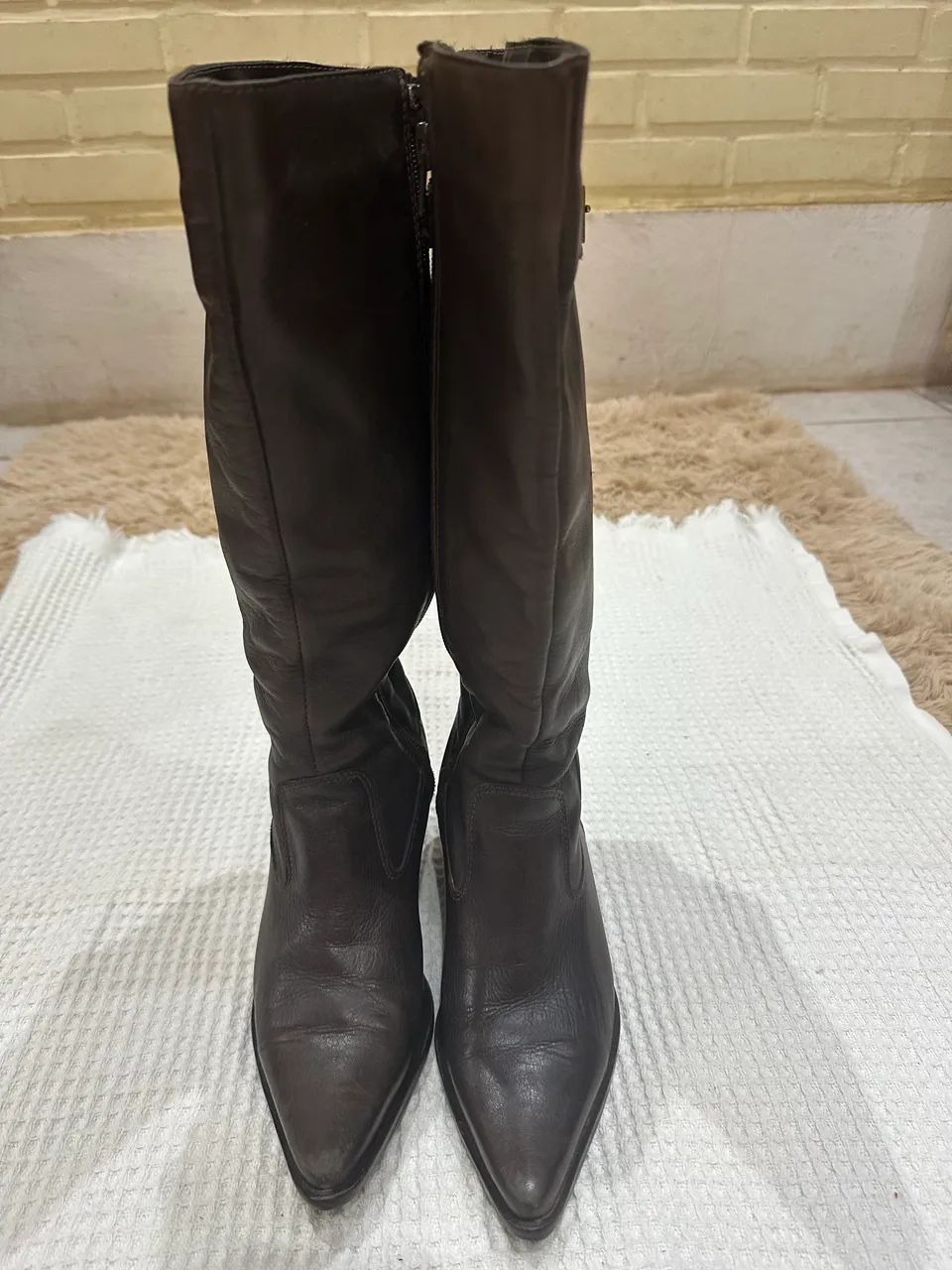 bota de couro cano longo marrom 35  - Foto 4