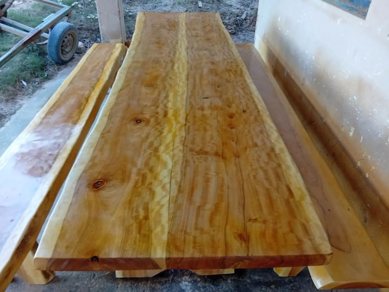 Mesa e bancos de madeira garapa 