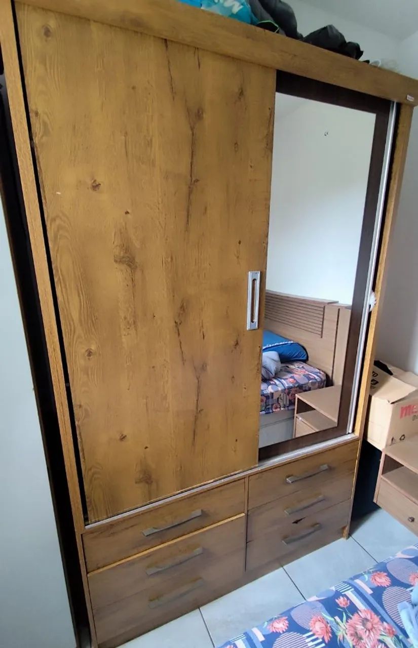 Guarda roupa de solteiro 