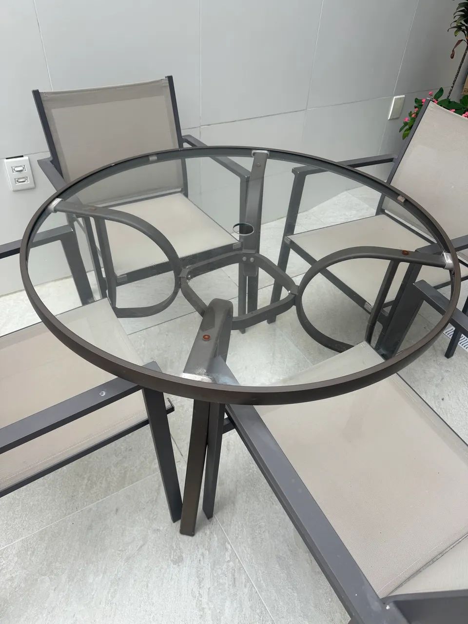 Conjunto de Mesa, Cadeiras e Espreguiçadeira 