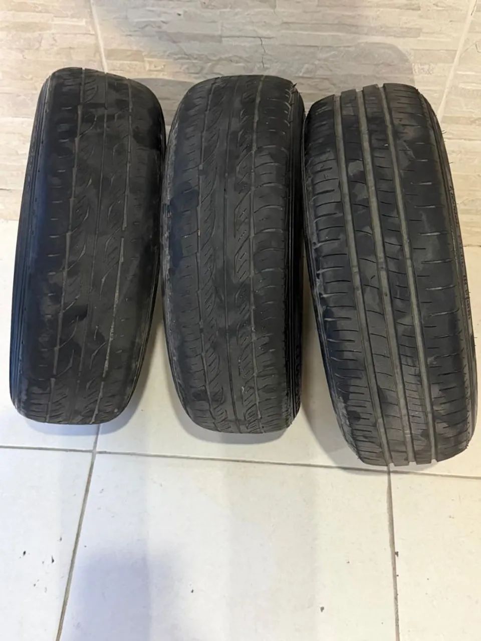 Pneus e calotas aro 14 
