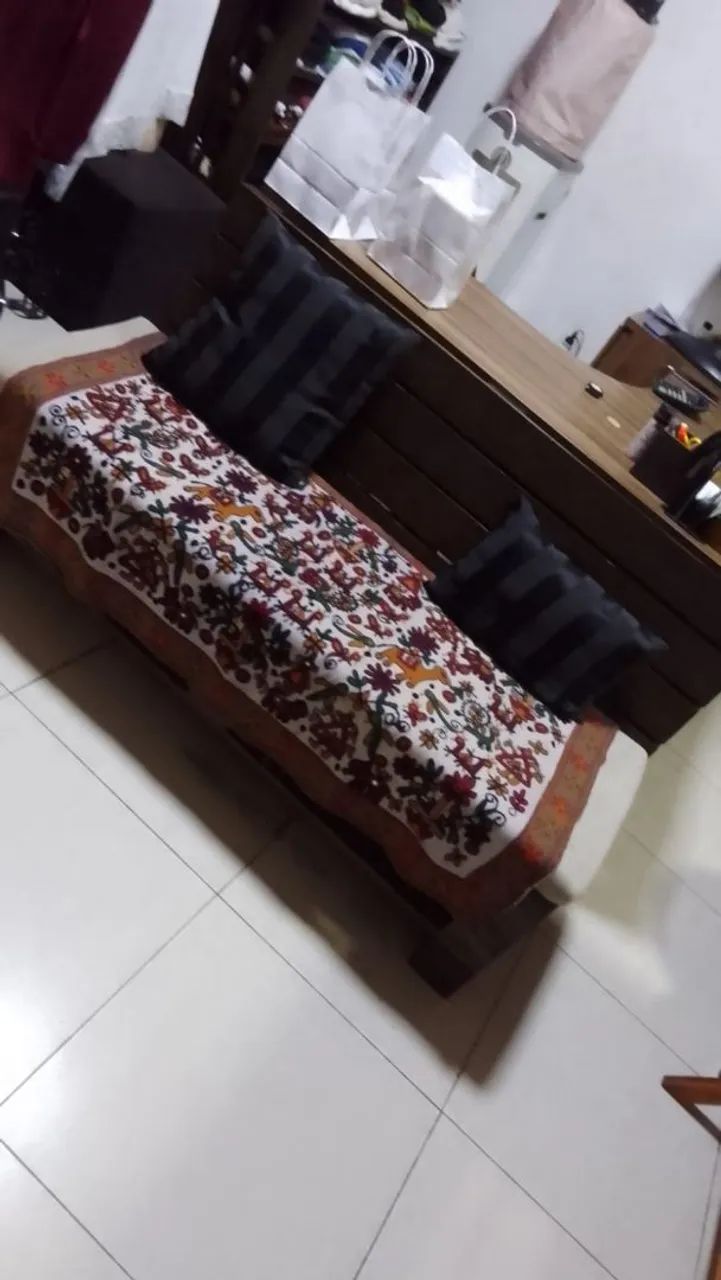 Vendo sofá de madeira rústica ,maciça , envernizada .