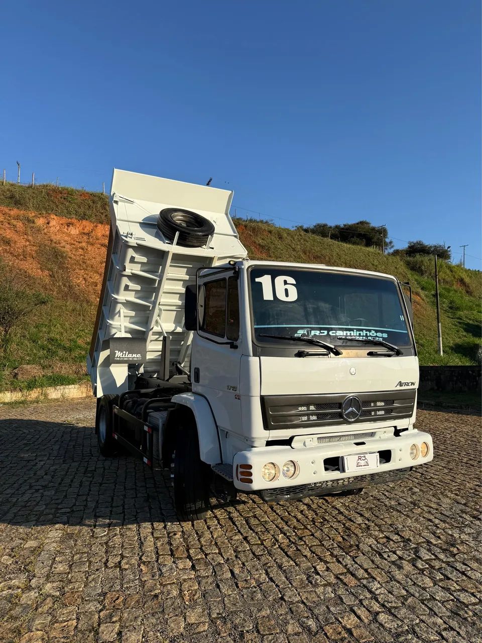 Caminhão toco Báscula MB 1719