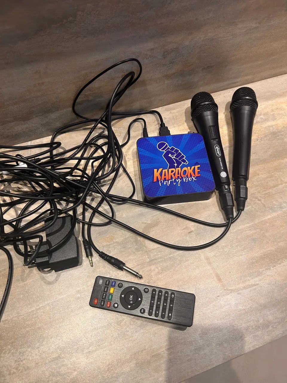 Aparelho de karaokê novo com 2 microfones 