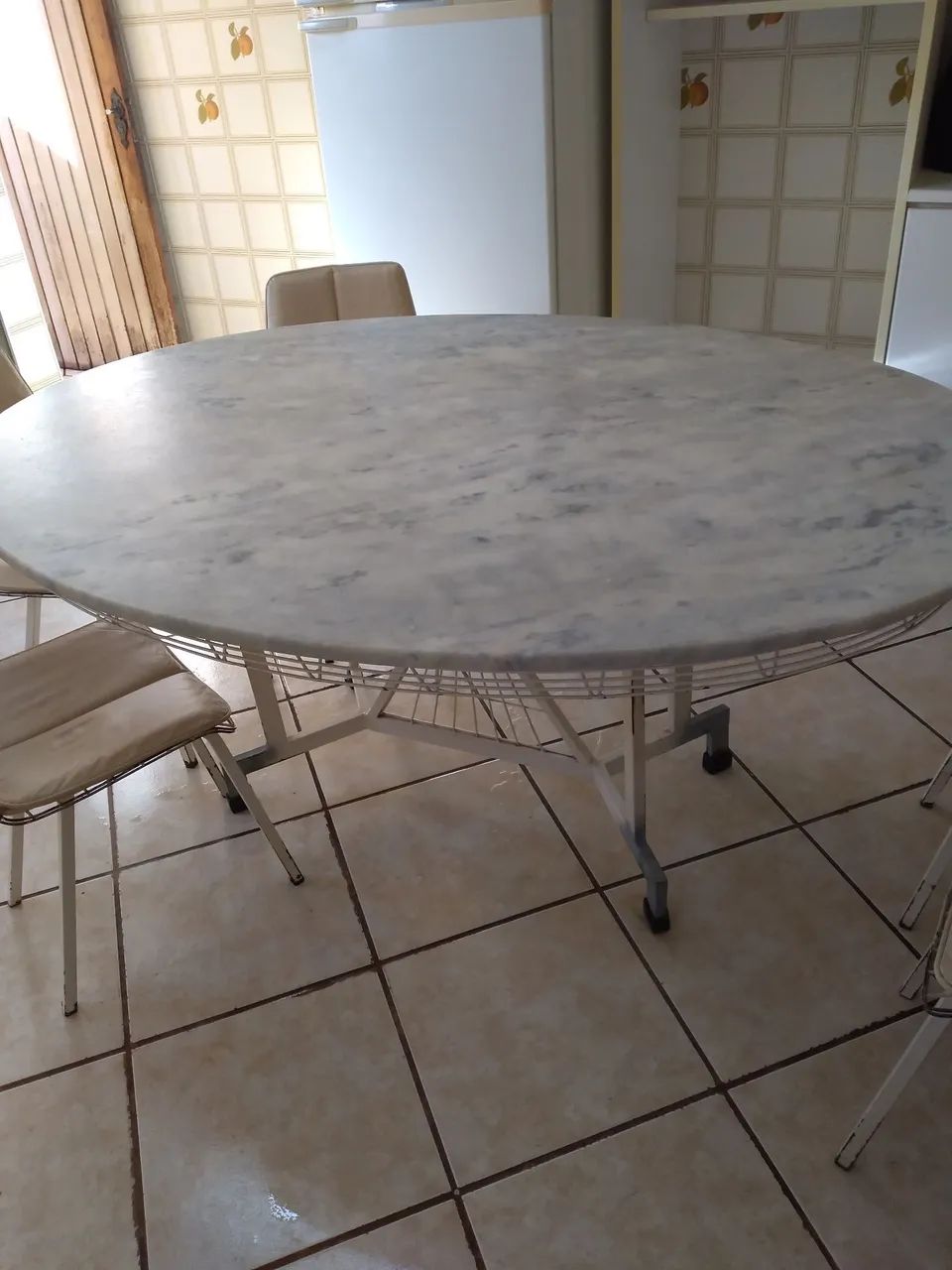 Mesa em mármore 1.71x 46. Com 06 cadeiras.