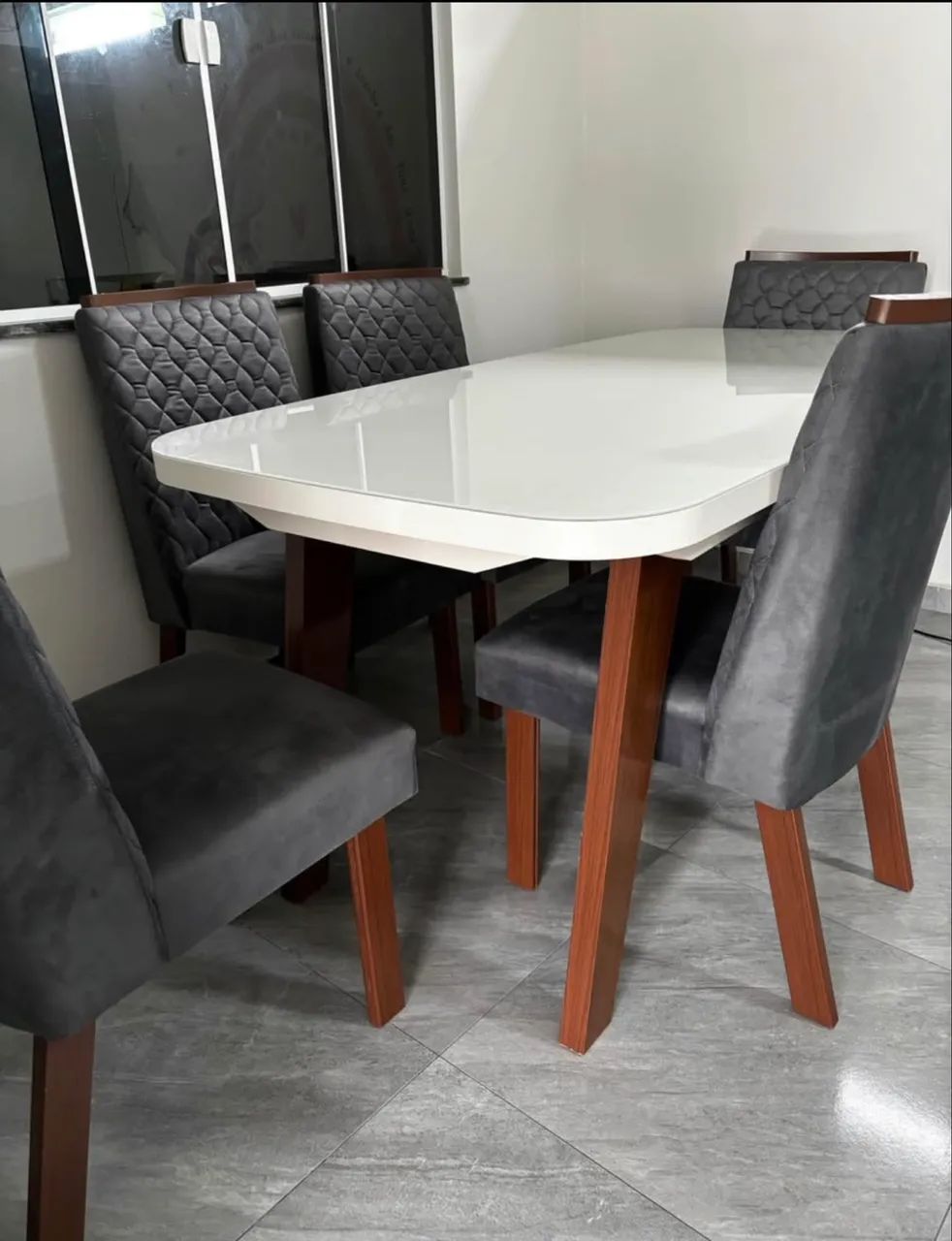 Vendo Mesa de Jantar com 6 cadeiras 
