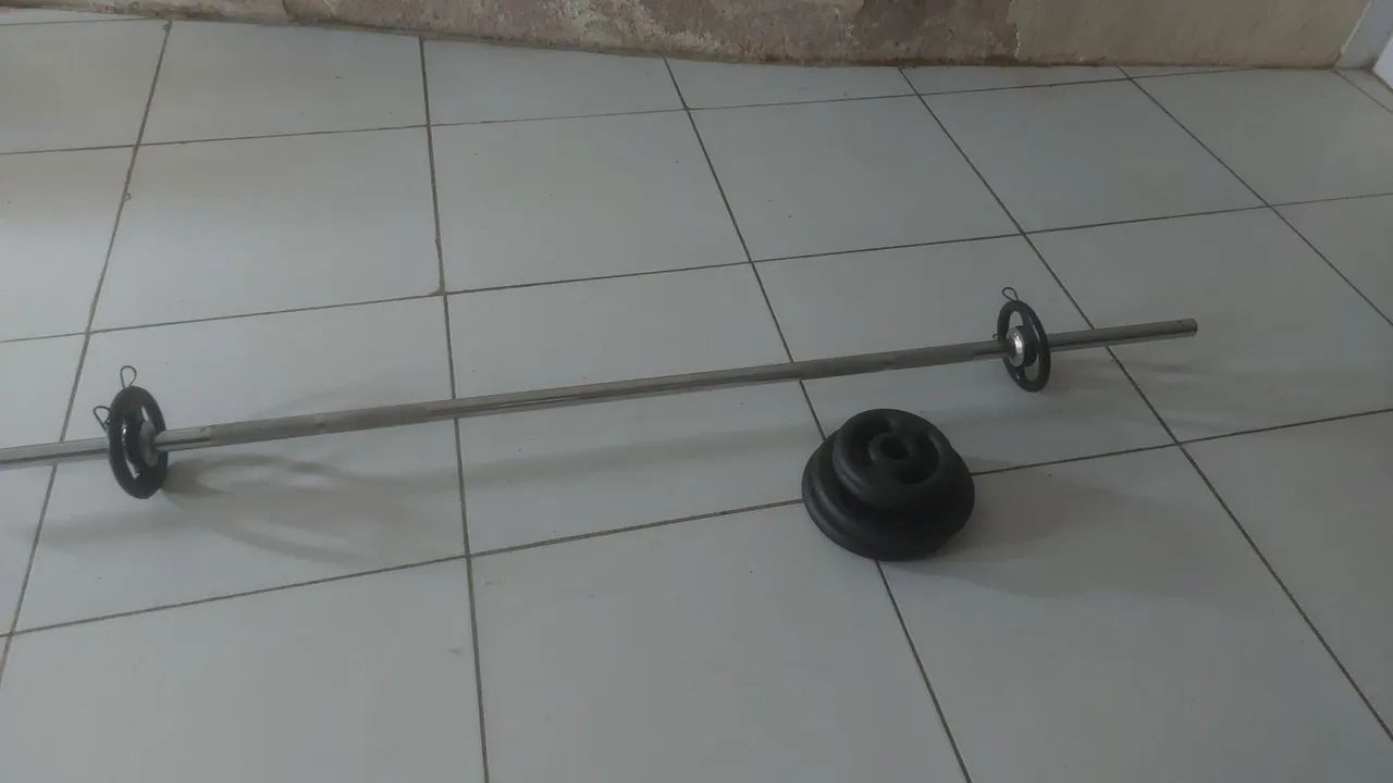 Barra de ferro + anilhas de musculação 