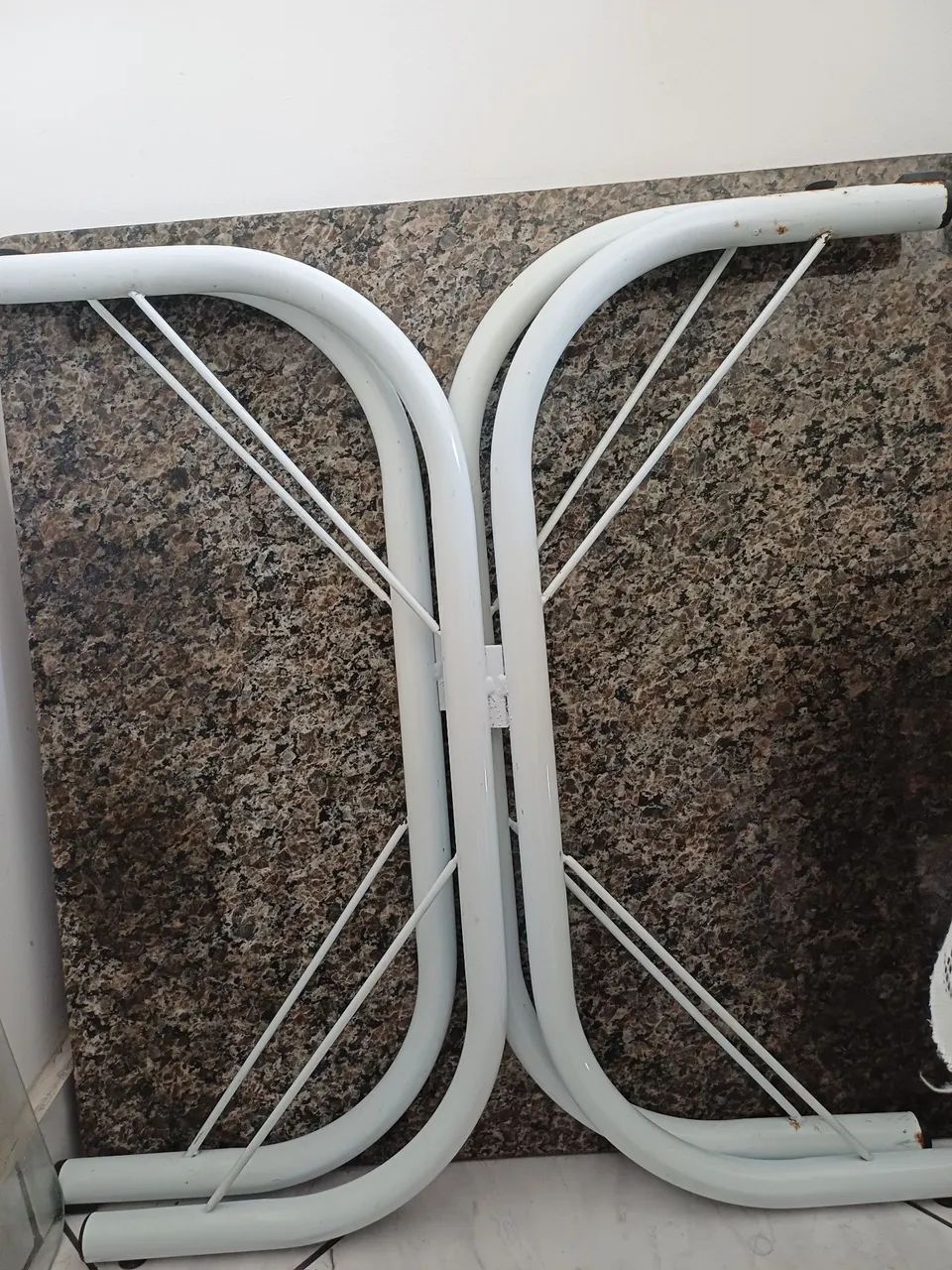 Vendo uma mesa, sem cadeiras 