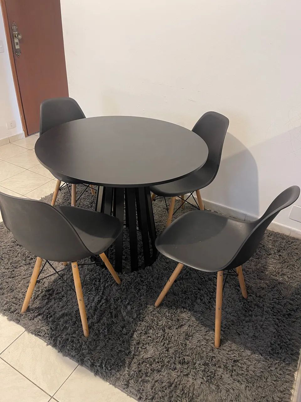 Mesa redonda 90cm com 4 cadeiras - PERFEITO ESTADO - Foto 2