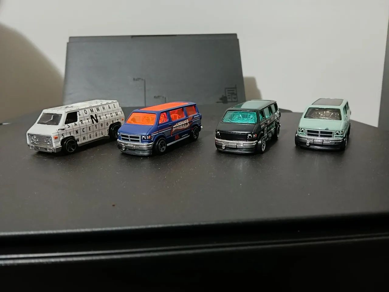 Kit Hotwheels furgão 4 minis 