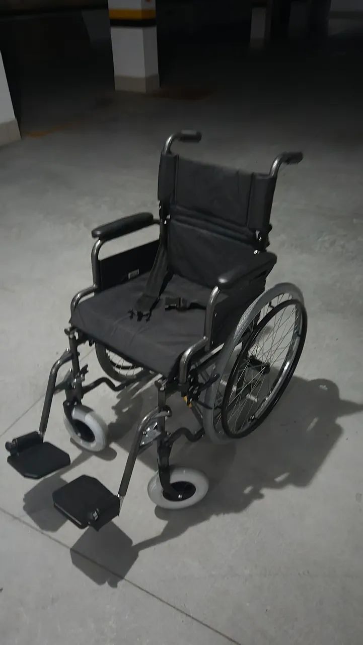Cadeira de rodas impecável 