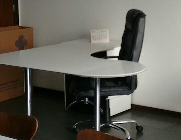 3 Mesas e 2 gaveteiros para escritório - Foto 2