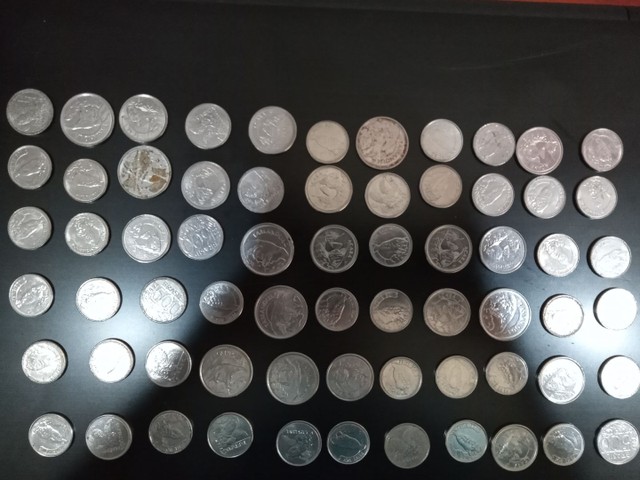 Diversas moedas, nacionais e portuguesa.