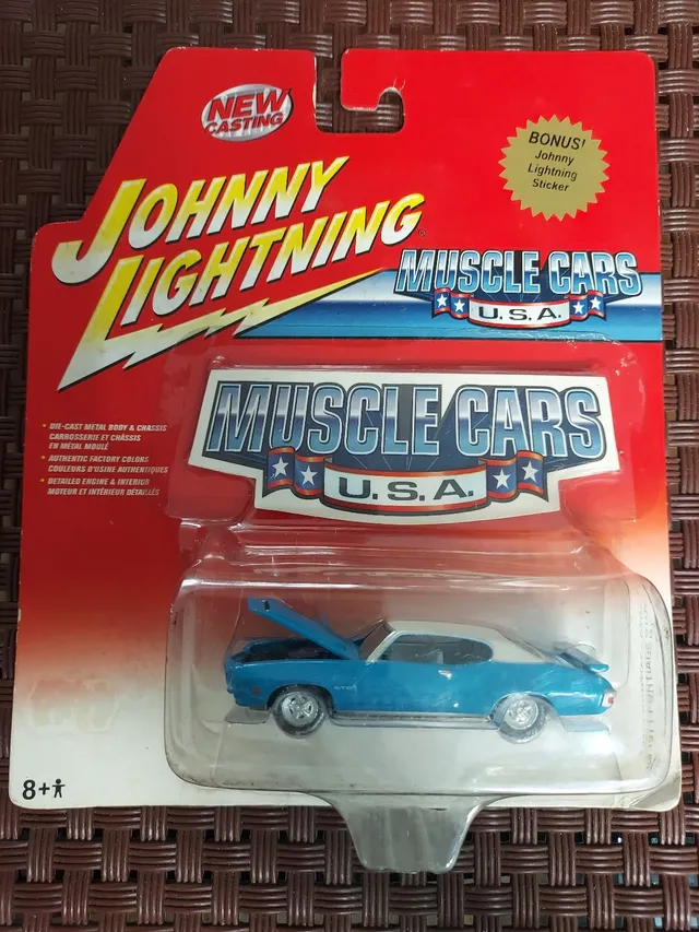 2 Miniaturas: Táxi Chevrolet Bel Air 1957 + Kinsmart Lamborghini
