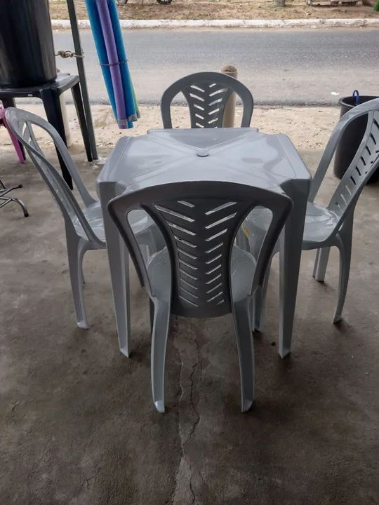 Conjunto de Mesa e Cadeiras de Plástico - Branco - Foto 3