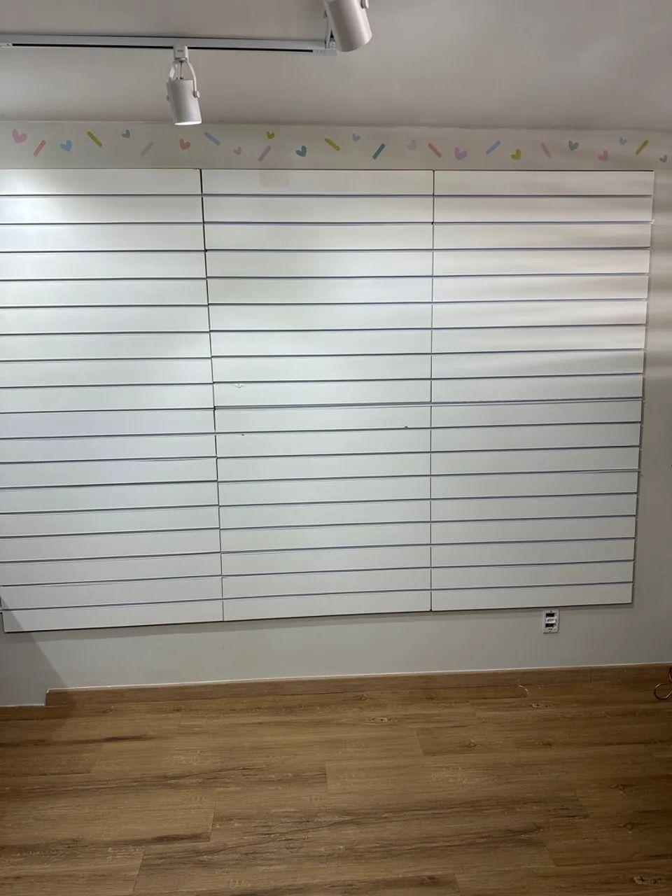 3 und Painel caneletado Expositor Branco para Loja