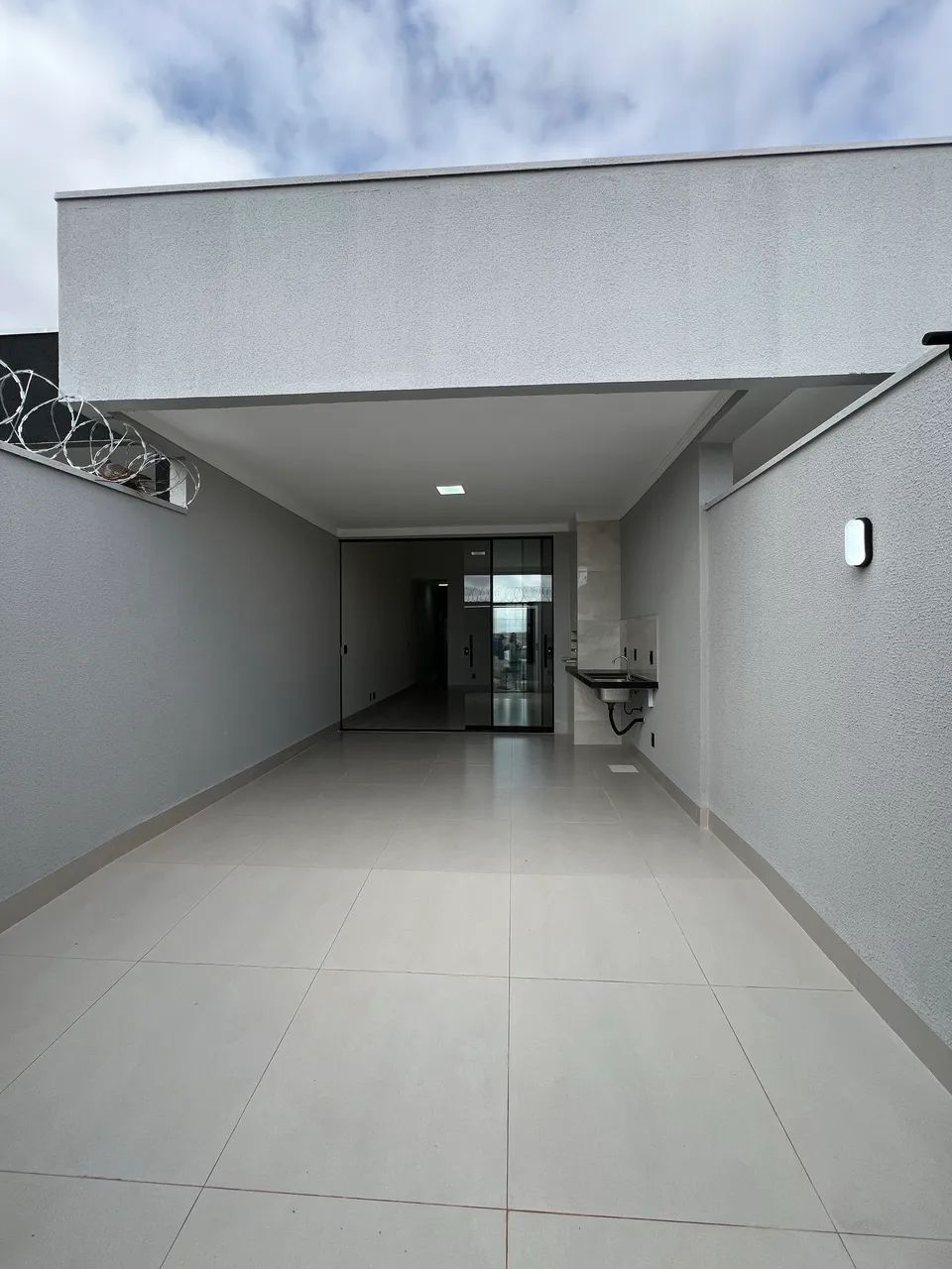 Casa Anapolis no Vida Nova com acabamento impecável e sala e cozinha com pé direito duplo  - Foto 2
