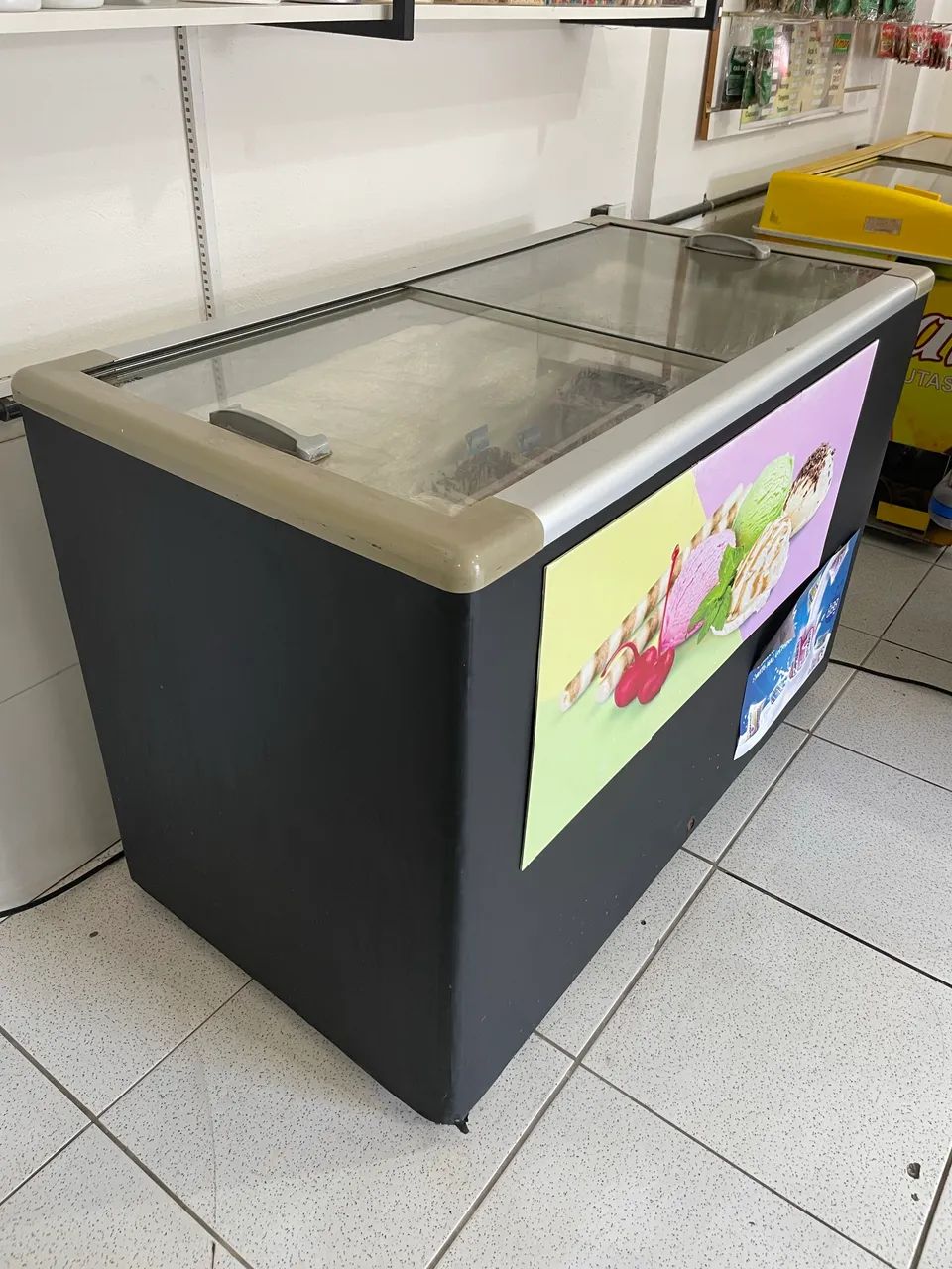 Vendo freezer c/tampa de vidro