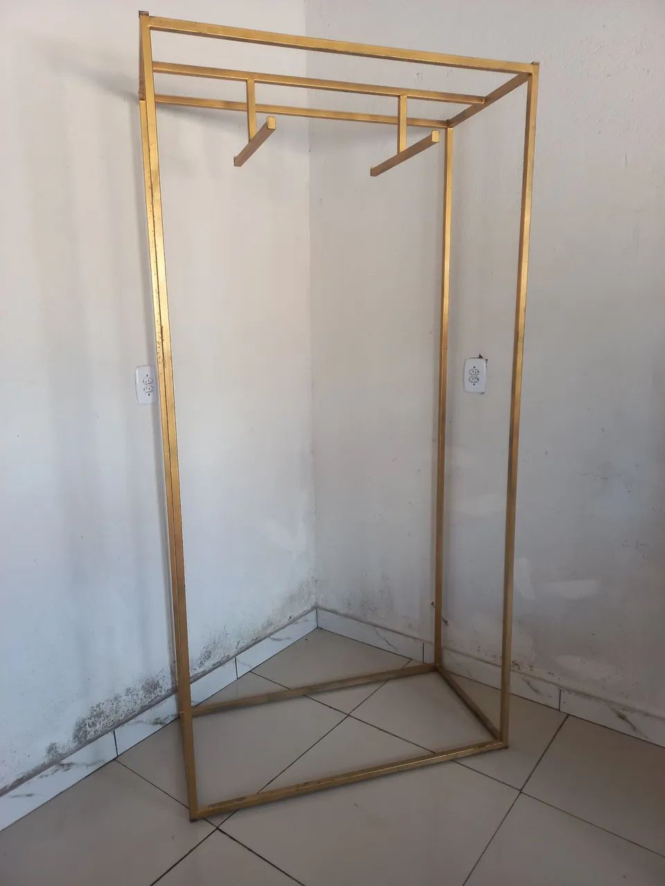 Arara de Roupa Dourada Perfeita para sua Loja! Equipamentos