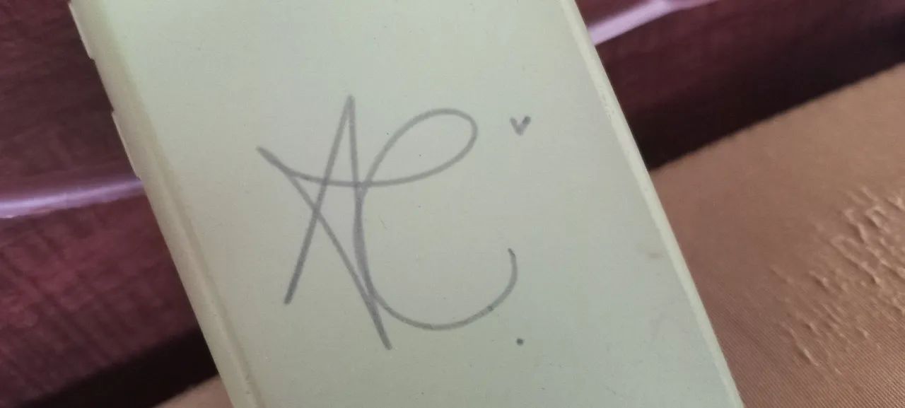 Capa de celular verde autografada pela Ana castela - Foto 3
